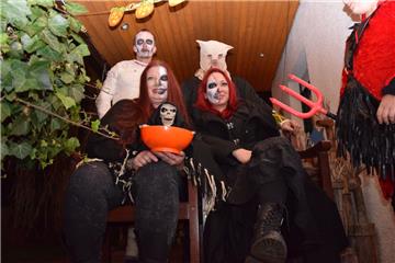 Die Halloween-Hochburg befindet sich in Surheide. Dort lauerten in vielen Eingängen gruselige Frauen und Männer. 