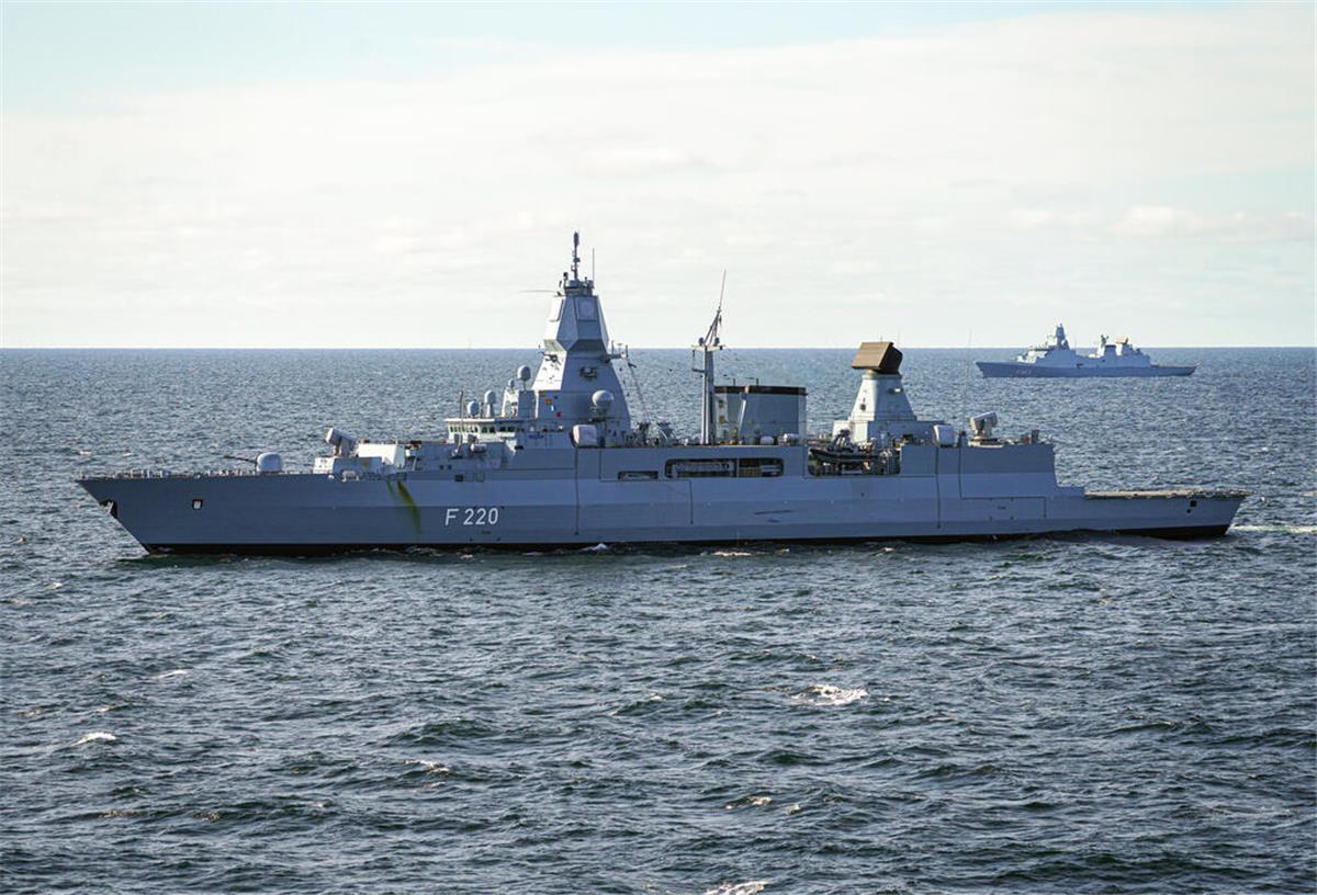 Die Fregatte "Hamburg" fährt in der Ostsee. Die „Hamburg“ während einer Übung in der Ostsee. Die Fregatte verlässt Wilhelmshaven.