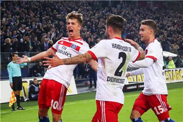 Die Hamburger Spieler jubeln.