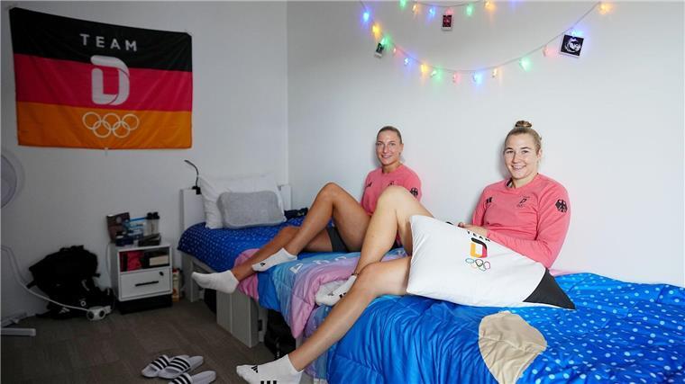 Die Handballerinnen Jenny Behrend und Katharina Filter teilen sich bei den Olympischen Spielen in Paris in Zimmer im deutschen Haus.
