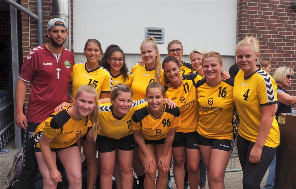 Die Handballfrauen der HG Bremerhaven mit ihrem Trainer mischten das Human-Table...
