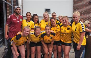Die Handballfrauen der HG Bremerhaven mit ihrem Trainer mischten das Human-Table...
