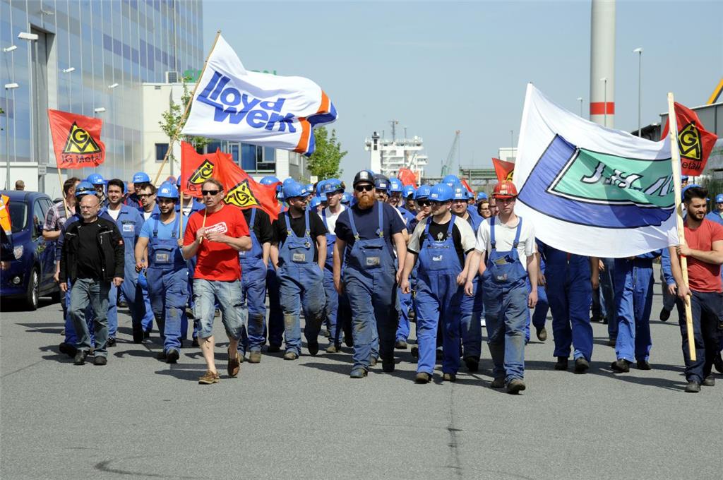 Die Handwerker zogen gemeinsam von ihren Betrieben zum Senvion-Werk los.