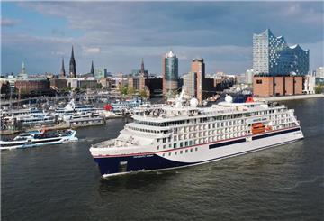Ein Schiff vor Hamburg, im Hintergrund ist die Elbphilharmonie zu sehen. Die „Hanseatic Nature“ startet im Oktober 2025 ab Hamburg zu drei außergewöhnlichen Routen. Highlights sind die friesischen Inseln, London per Themsefahrt und fünf europäische Länder in nur neun Tagen.