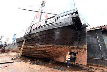 Die Hansekogge „Ubena von Bremen“ ist am Dienstag vom Neuen Hafen in den Fischereihafen verholt worden. Hier stehen aufwendige Reinigungsarbeiten an.