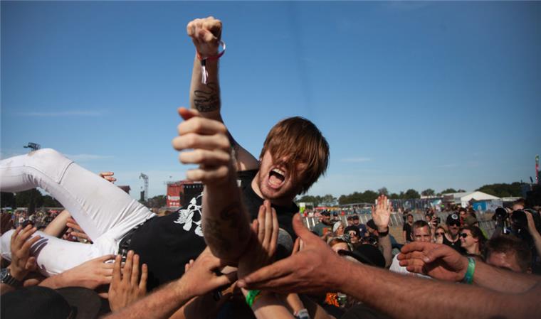 Die Hardcore Punkrockband Clowns aus Australien ließ es richtig krachen: Sänger Stevie ließ sich von den Fans auf Händen tragen. Foto: Leuschner