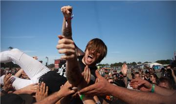 Die Hardcore Punkrockband Clowns aus Australien ließ es richtig krachen: Sänger Stevie ließ sich von den Fans auf Händen tragen. Foto: Leuschner