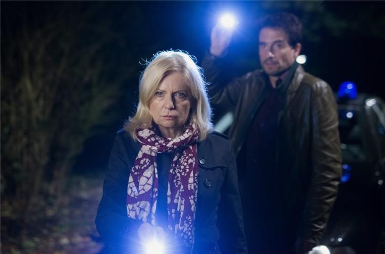 Krimi mit Vampiren: So wird der Bremen-Tatort Die Hauptkommissare Inga Lürsen (Sabine Postel) und Stedefreund (Oliver Mommsen) suchen im Park nach Spuren.