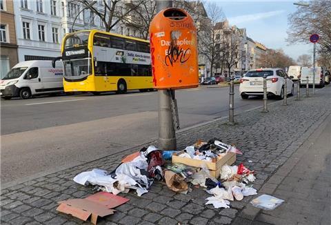 Müll liegt unter einem Mülleimer auf der Straße in Berlin-Kreuzberg.