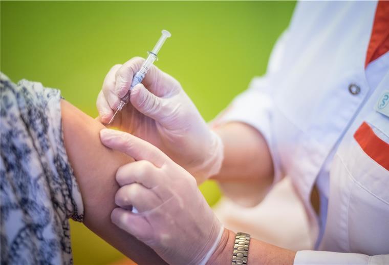 Die Hausärzte beginnen nach Ostern mit dem Impfen gegen das Coronavirus. Bislang impfen nur die Impfzentren und mobile Impfteams.