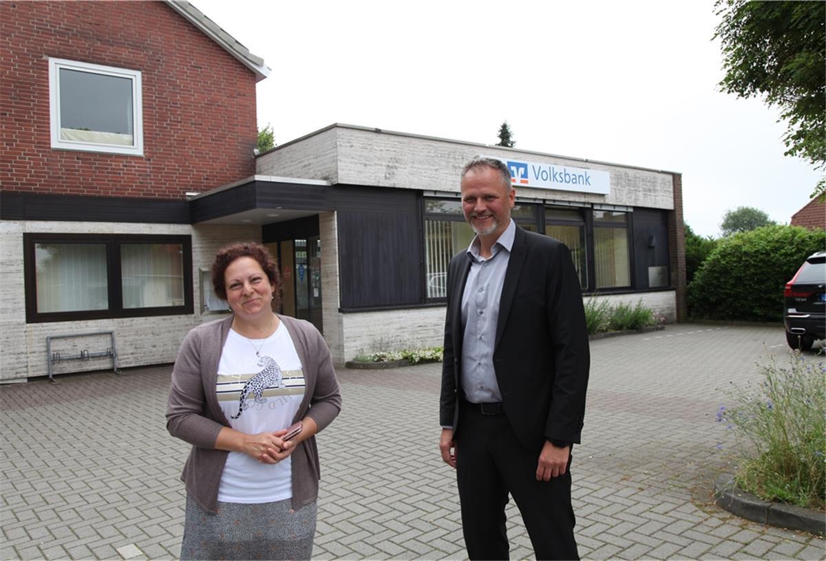 Die Hausärztin Svetlana Filipcuk und Volksbank-Vorstand Frank Koschuth freuen sich über die Zusammenarbeit.
