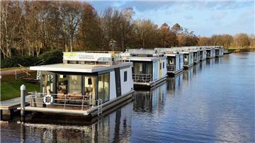 Die Hausboote erfreuen sich in Bad Bederkesa großer Beliebtheit.