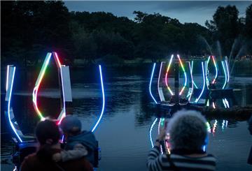 Hier ein Foto vom vergangenen Jahr mit einer Lichtinstallation des Künstlers Malte Kebbe im Speckenbütteler Park 
