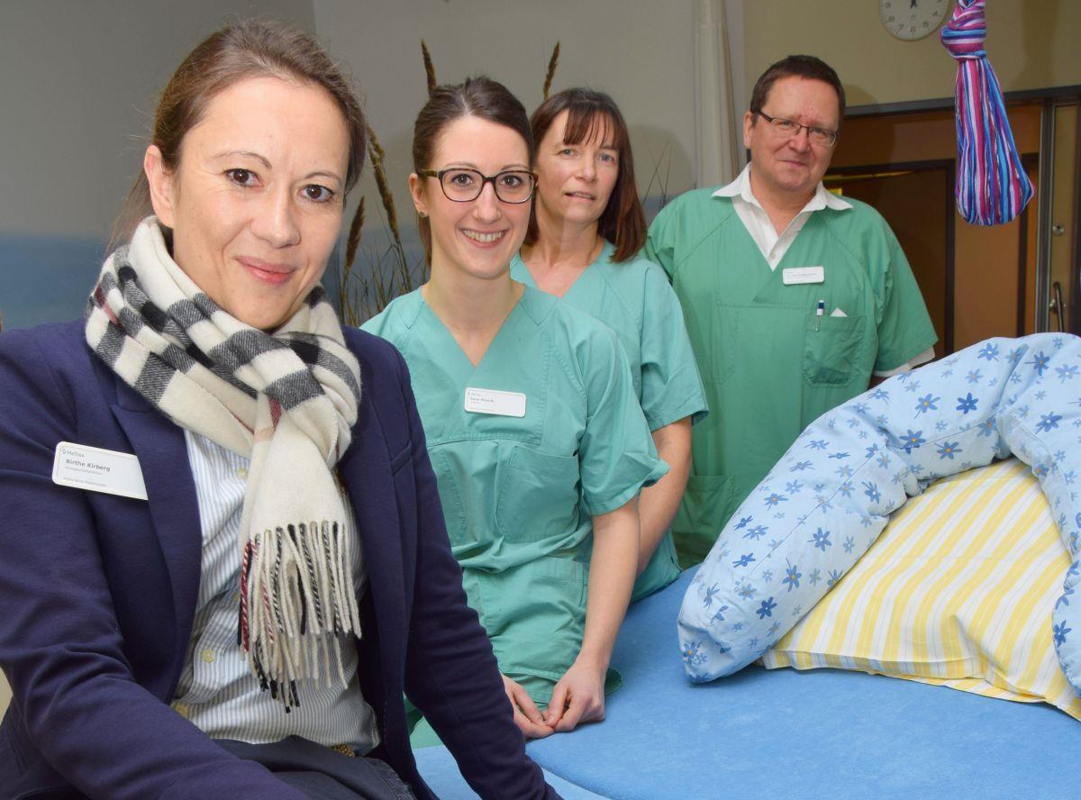 Nordenham: Helios-Klinik Wesermarsch stellt Hebammen ein Die Hebammen, die in der Helios-Klinik arbeiten, tun dies ab sofort nicht mehr als Freiberuflerinnen, sondern als Angestellte. Das Foto zeigt (von links) Klinikgeschäftsführerin Birthe Kirberg, Sarai Wosnik, Ines Bohnhoff (beide Hebammen) und Chefarzt Dr. Wolfgang Pritze.