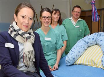 Die Hebammen, die in der Helios-Klinik arbeiten, tun dies ab sofort nicht mehr als Freiberuflerinnen, sondern als Angestellte. Das Foto zeigt (von links) Klinikgeschäftsführerin Birthe Kirberg, Sarai Wosnik, Ines Bohnhoff (beide Hebammen) und Chefarzt Dr. Wolfgang Pritze.