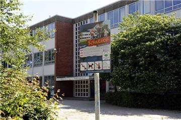 Die Heinrich-Heine-Schule bietet zu wenig Platz für die fünf 5. Klassen, die im neuen Schuljahr dort eingerichtet werden sollen. Jetzt wird ein Angebot für Mobilbauten eingeholt. Dass die zu spät kommen könnten, fürchtet der Elternbeirat.