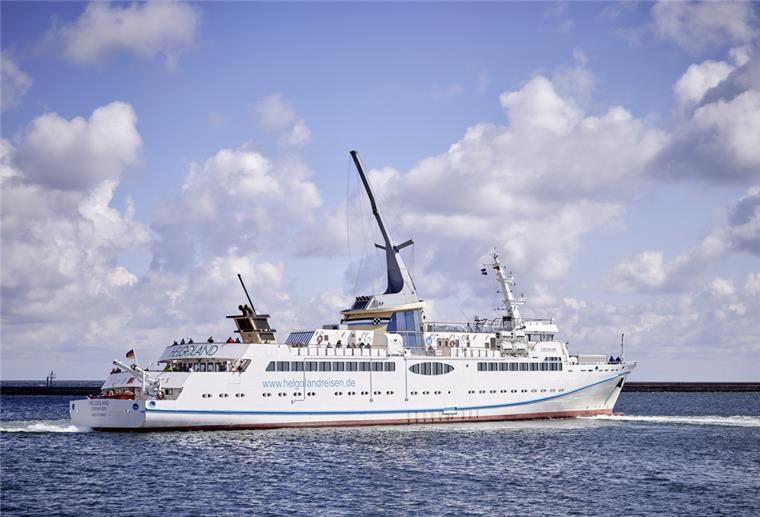 Cuxhaven: Für Katamaran „Nordlicht“ ist Helgoland-Saison beendet Das weiße Schiff "Helgoland" fährt auf der Nordsee Richtung Helgoland.