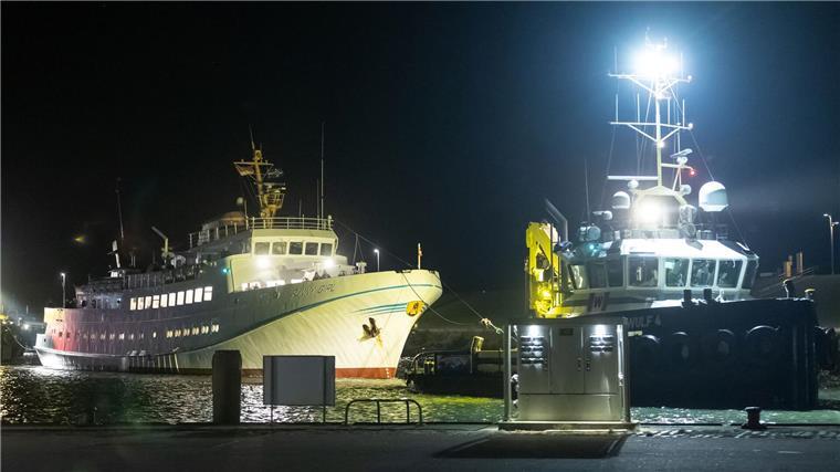 Nach Stromausfall: Manövrierunfähige Helgolandfähre zum Festland geschleppt Die Helgolandfähre wurde von Schleppern in den Hafen gebracht.