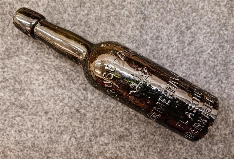 Die Herkunft dieser Bierflasche mit Bremerhaven-Schriftzug ist bislang unbekannt.