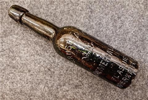 Die Herkunft dieser Bierflasche mit Bremerhaven-Schriftzug ist bislang unbekannt.