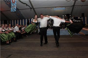 Die Herren der Landjugend Spieka-Neufeld lassen die Mädels fliegen. 