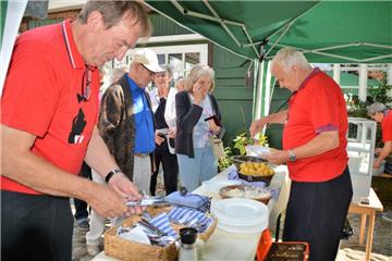 Die Herren vom Verschönerungsverein Bederkesa hielten 400 Portionen Matjes für d...