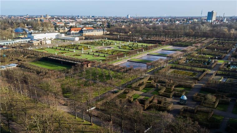 Die Herrenhäuser Gärten mit dem Schloss Herrenhausen.