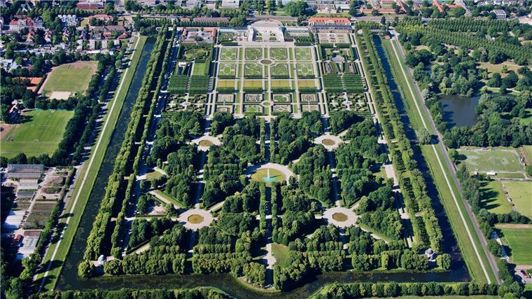 Die Herrenhäuser Gärten mit dem Schloss Herrenhausen. (Archivbild)