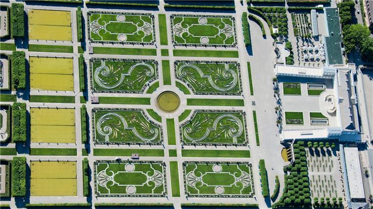 Die Herrenhäuser Gärten mit dem Schloss Herrenhausen. (Archivbild)