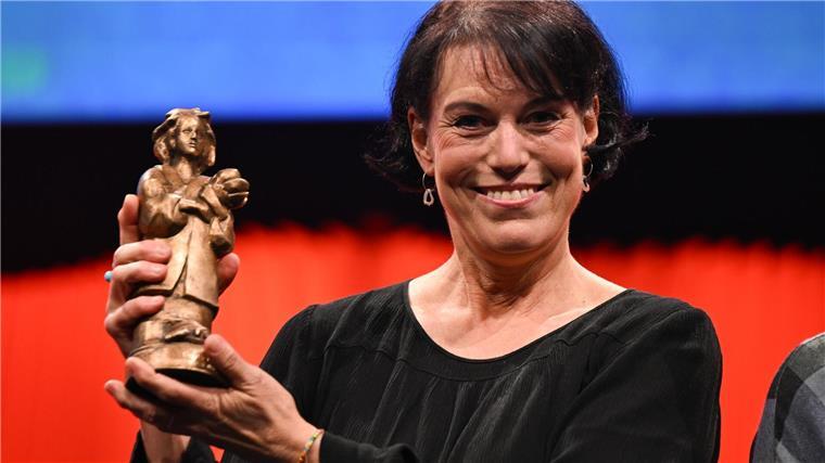 Hessische Illustratorin erhält Jugendliteraturpreis Die hessische Illustratorin Antje Damm ist auf der Frankfurter Buchmesse für ihr Lebenswerk ausgezeichnet worden.