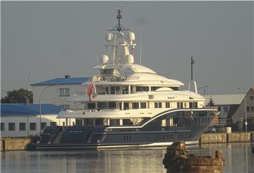 Die „High Power III“ liegt im Fischereihafen. Sie gehört zu den längsten Yachten der Welt.