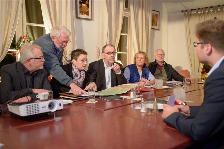 Die Hilfspläne für Grundwasseropfer in Wulsdorf erörterten Vertreter von Stadt, SWB und Interessengemeinschaft. Auf dem Bild (von links): Jörg Reinhold (Wasserbehörde), Albin Gorges (Interessengemeinschaft), Dr. Susanne Benöhr-Laqueur (Umweltdezernentin), Lutz Becker (Umweltschutzamt), Katharina Schmitz sowie Bernd Felis (beide Interessengemeinschaft) und Alexander Jewtuschenko (Wesernetz-Sprecher).  