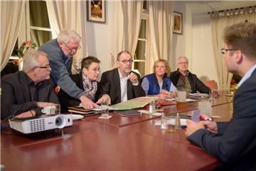 Die Hilfspläne für Grundwasseropfer in Wulsdorf erörterten Vertreter von Stadt, SWB und Interessengemeinschaft. Auf dem Bild (von links): Jörg Reinhold (Wasserbehörde), Albin Gorges (Interessengemeinschaft), Dr. Susanne Benöhr-Laqueur (Umweltdezernentin), Lutz Becker (Umweltschutzamt), Katharina Schmitz sowie Bernd Felis (beide Interessengemeinschaft) und Alexander Jewtuschenko (Wesernetz-Sprecher).  