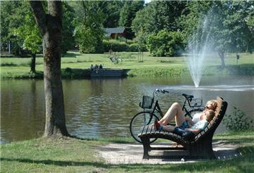 Die Himmelsliege am Sittenser Mühlenteich ist eine kleine Attraktion. Weitere werden nicht folgen, denn die Gemeinde hat das Projekt zur Aufwertung des Areals wegen fehlender finanzieller Mittel für beendet erklärt.
