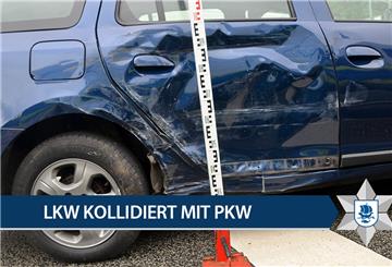 Die hintere rechte Autotür des Pkw ist nach dem Zusammenstoß stark beschädigt.