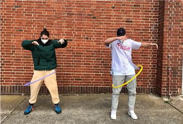 Die Hip Hop-Tänzer Louis Hermann und Moritz Beer üben sich im Hullern, doch der Reifen will nicht so, wie sie wollen.