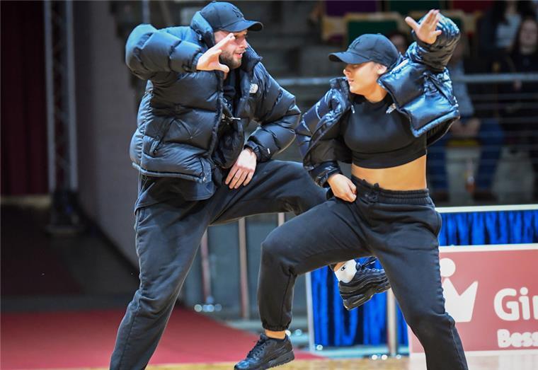 Die Hip-Hopper aus Bremerhaven sind immer für Erfolge gut. Denise Meyer (rechts) könnte Sportlein des Jahres werden.