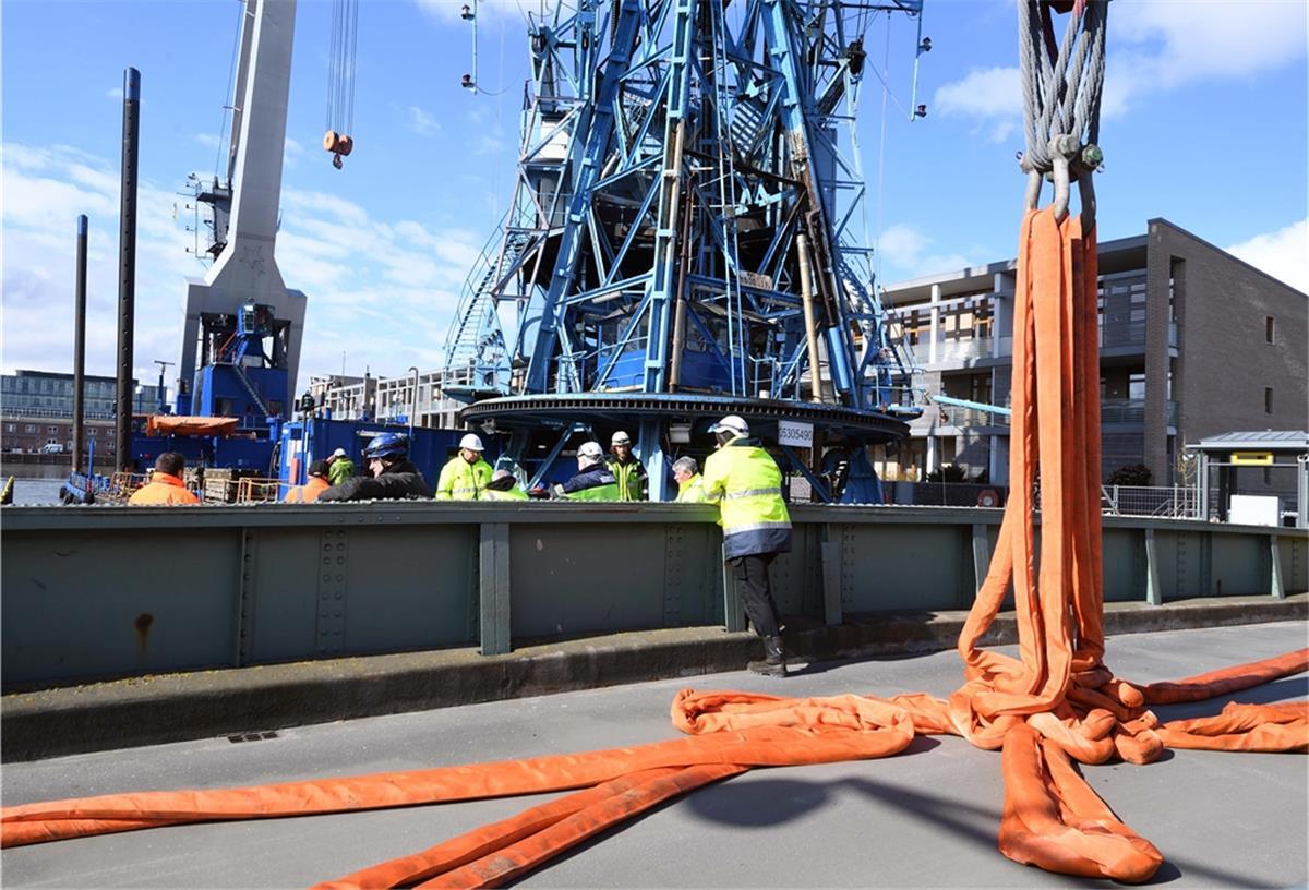 Bremerhaven: Historische Drehbrücke klemmt Die historische Kanalbrücke sitzt fest. Der erste Versuch, die auszuheben, ist gescheitert.