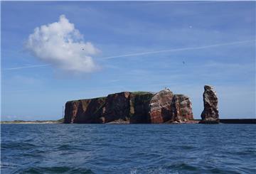 Die Hochseeinsel Helgoland: Rechts im Bild steht die Lange Anna. Tourismusdirektor Hauke ist mit den Zahlen im zweiten Sommer der Corona-Pandemie zufrieden. 