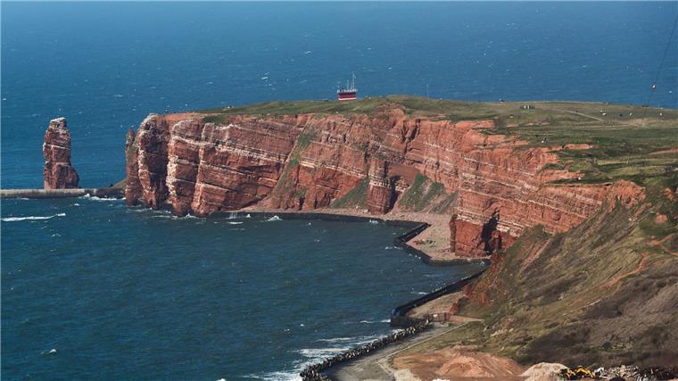 Die Hochseeinsel Helgoland wird von Flugplätzen auf dem Festland in Niedersachsen und Schleswig-Holstein angesteuert. (Archivbild)