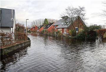 Die Hochwasserlage bleibt in vielen Regionen Niedersachsens angespannt. In Lilienthal mussten hunderte Anwohner wegen eines Deichrisses evakuiert werden.