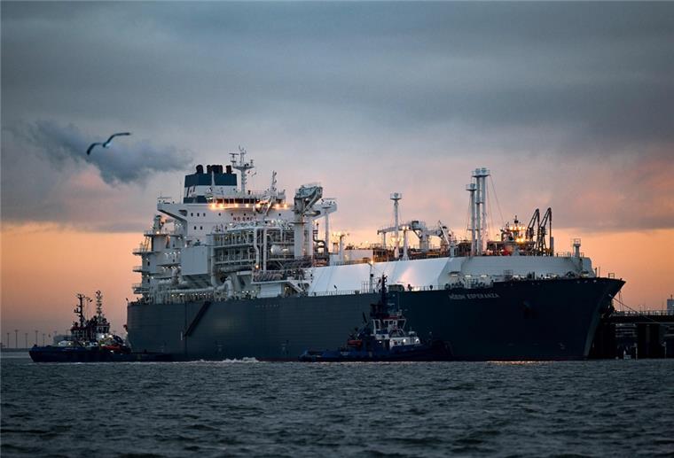 LNG-Terminal Wilhelmshaven: Umweltverbände kündigen Prüfung an Das Spezialschiff «Höegh Esperanza» wird angelegt.