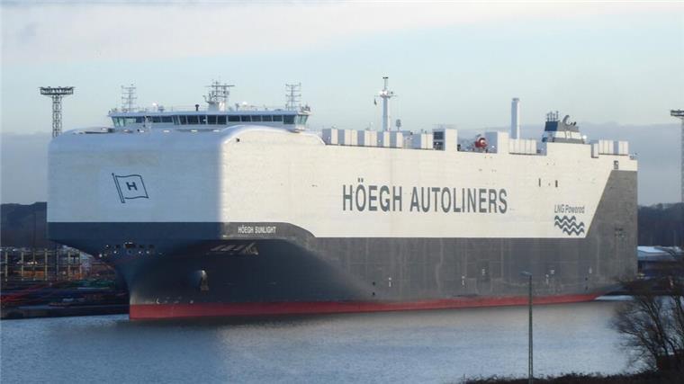 Mega-Frachter für 9100 Autos zu Gast in Bremerhaven Ein großes Autotransportschiff der Reederei Höegh Autoliners mit dem Namen „Höegh Sunlight“ in einem Hafen. Das Schiff ist weiß und grau lackiert und trägt die Aufschrift „LNG Powered“.