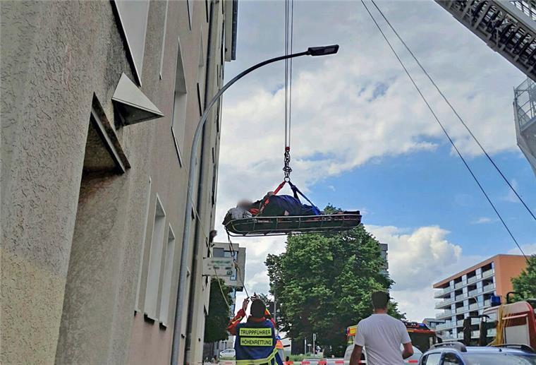 Übergewichtiger Mann muss von der Höhenrettung aus seiner Wohnung befreit werden Die Höhenretter der Feuerwehr Bremerhaven halfen beim Transport des Patienten.