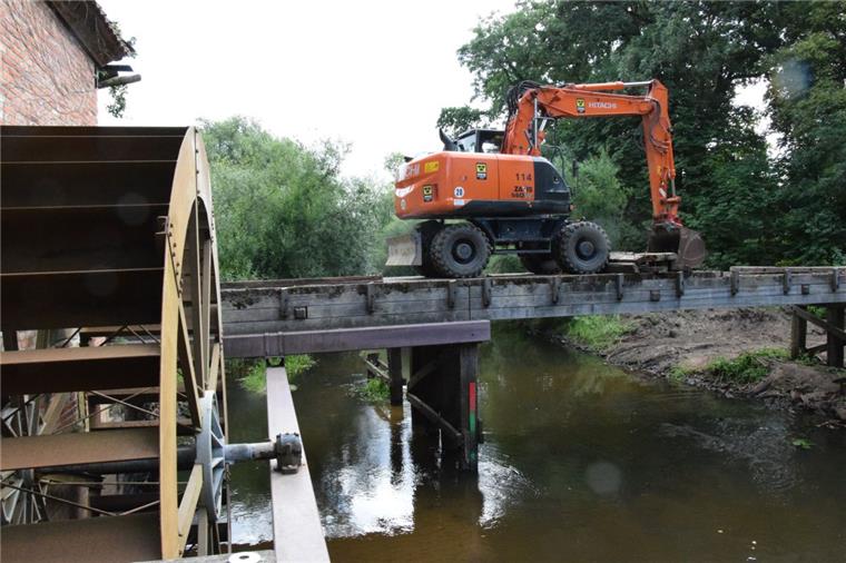 Die hölzerne Oste-Brücke an der Wassermühle in Eitzmühlen ist Geschichte. Sie muss jedoch noch von der Konstruktion des Wasserrades entkoppelt werden.  Dafür werden demnächst Stahlträger in den Boden gerammt.