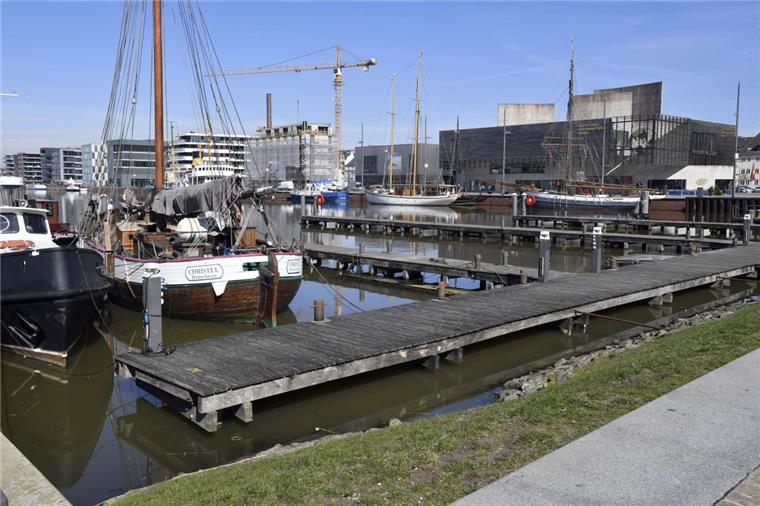 Zusammengefasst: Das war der Montag im nord24-Land Die hölzernen Stege am Neuen Hafen sind vom Pilz zersetzt. Die Stadt prüft jetzt die Kosten für eine komplett neue schwimmende Anlage.