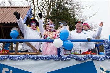 Die Hofdamen in Feierlaune. Karneval in Wehdel 2018. Foto: Kai-Martin Ulrich