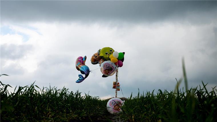 Die Hoffnung, dass Luftballons und Süßigkeiten den sechsjährigen Arian aus einem möglichen Versteck locken, waren bislang erfolglos.Bockwoldt/dpa