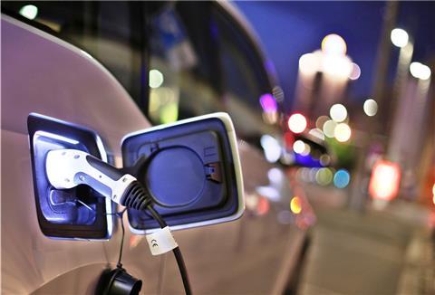 Die hohen Spritpreise führen auch in der Wesermarsch zu einer stärkeren Nachfrage bei Elektro-Autos. Interessenten müssen sich aber oft lange gedulden. Für manche Modelle betragen die Lieferzeiten bis zu einem Jahr.