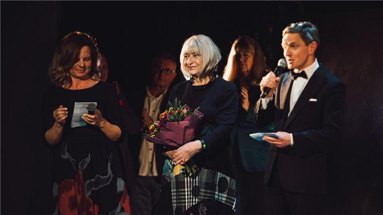 Musical über polnische NS-Widerstandskämpferin Die Holocaust-Überlebende Elzbieta Ficowska (Mitte) hält Blumen nach einer Vorstellung des Musicals „Irena“.